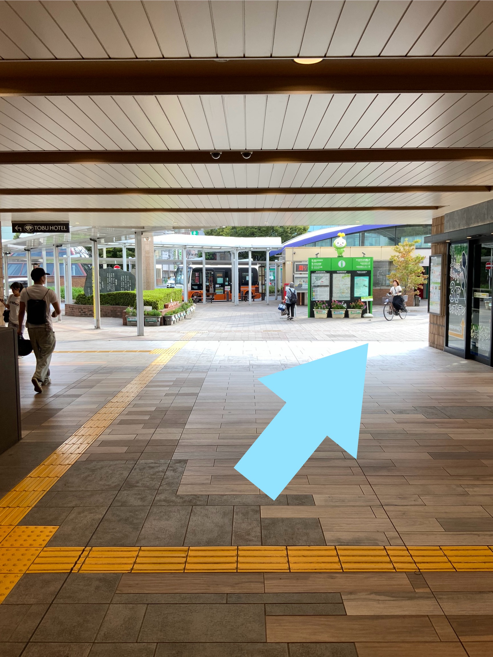 { 外が見えましたら、右手に進みます。 }